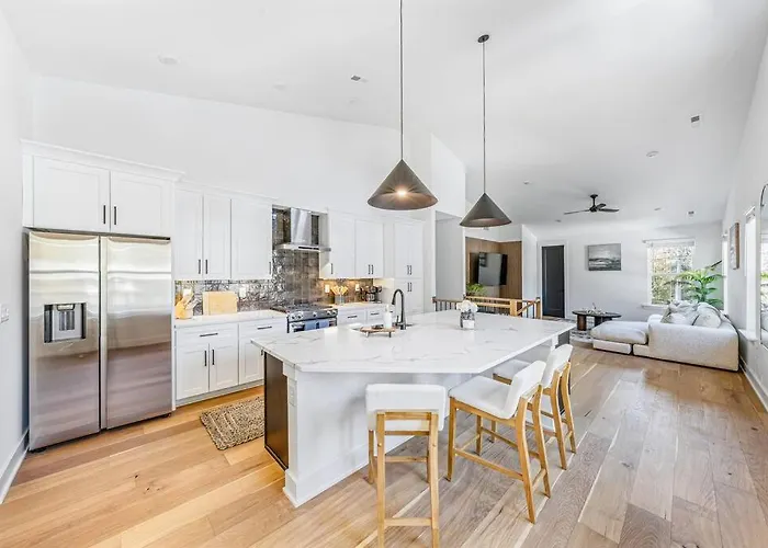 Modern 4Br Uptown Oasis!