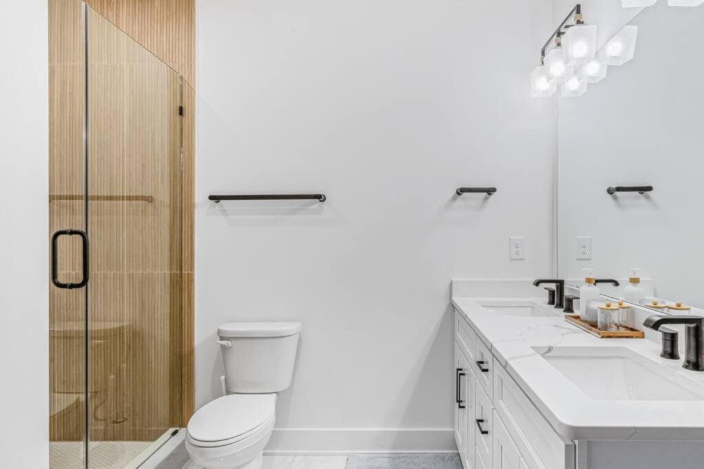 Holiday home Modern 4br Uptown Oasis!