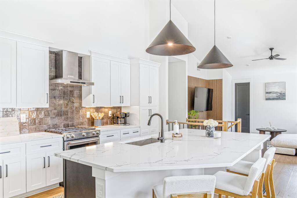 Modern 4br Uptown Oasis! Holiday home *