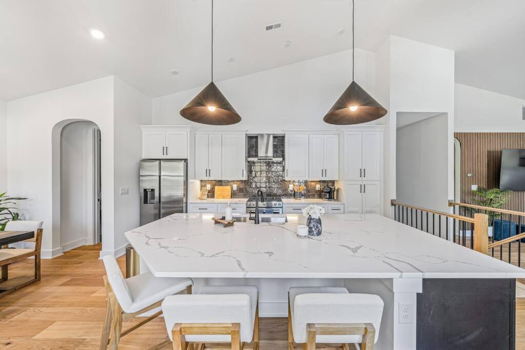 Modern 4br Uptown Oasis! Holiday home