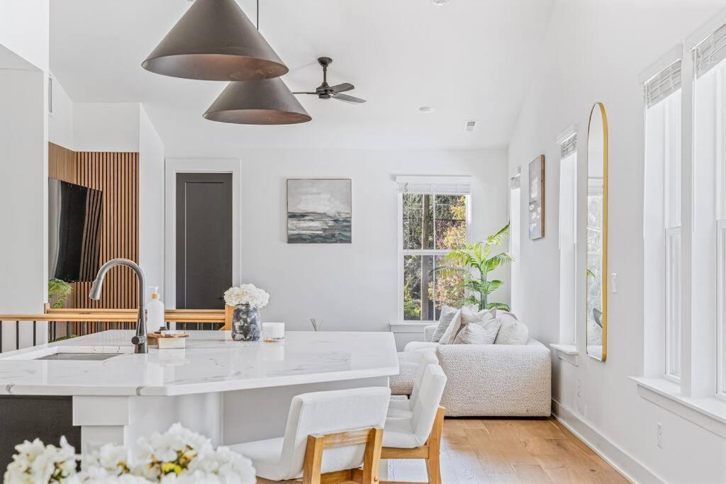 Modern 4br Uptown Oasis! Holiday home